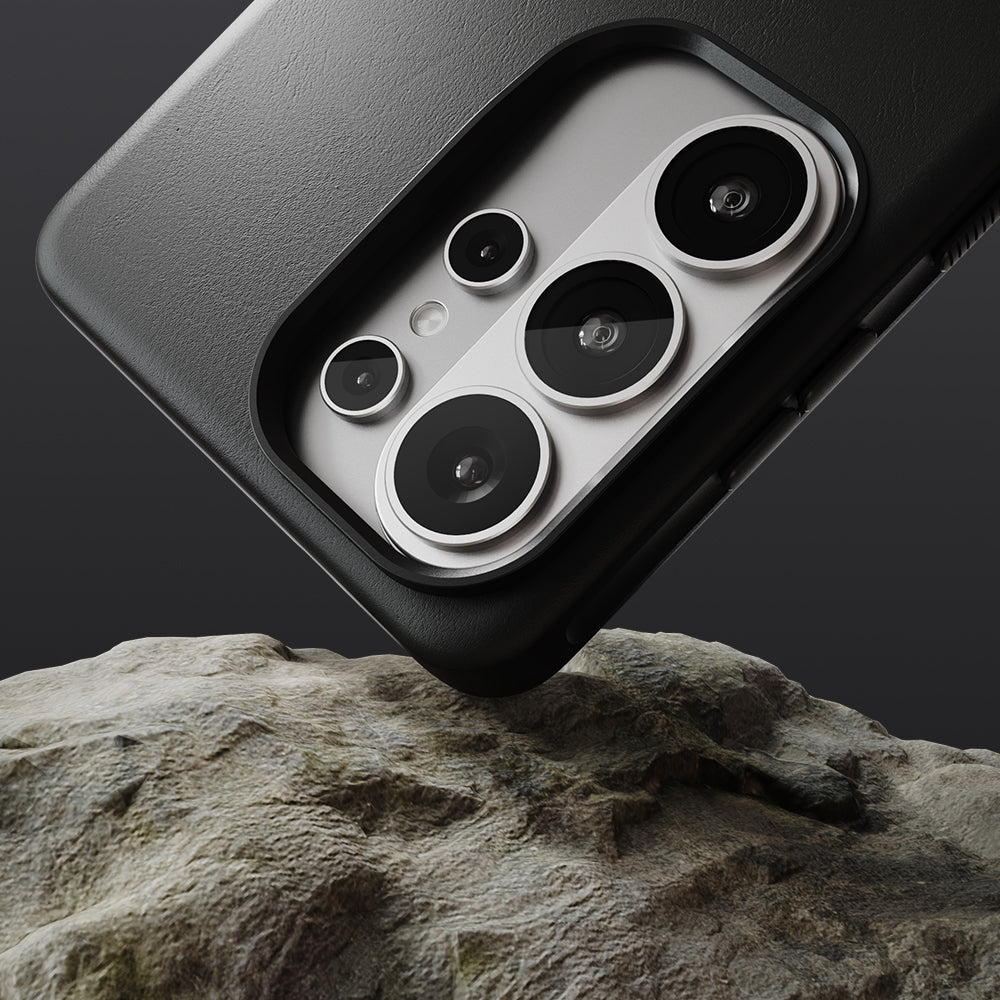 A TPU + PC hybrid structure with four-corner air cushions absorbs and disperses impact from accidental drops. Raised bezels protect the screen and camera, while a soft microfiber lining prevents internal scratches.